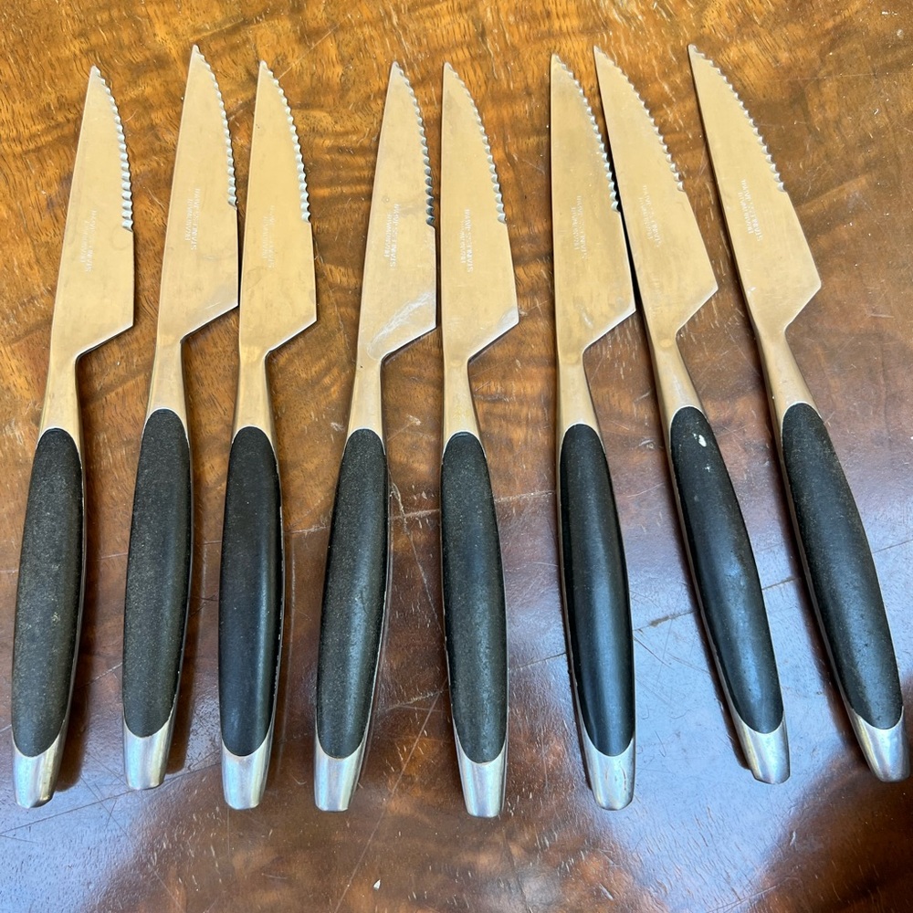 Set of 8 vintage steak knives.